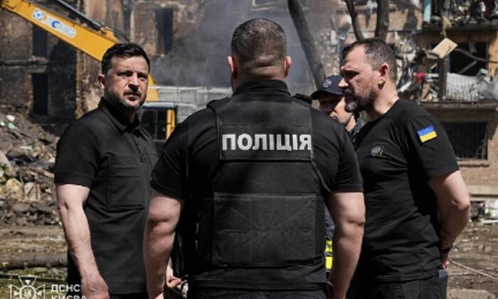 Zelensky at the site of missile strike