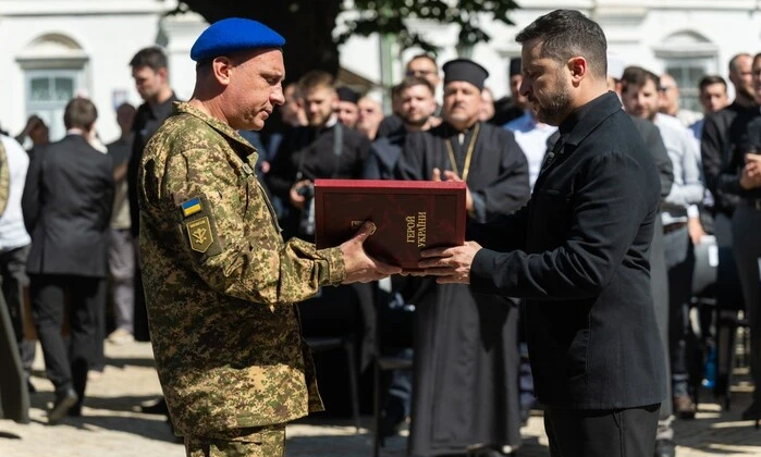 Зеленський нагороджує військових та цивільних