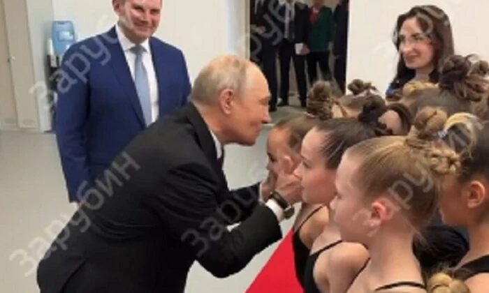 Путін цілує дитину, російська довіра падає