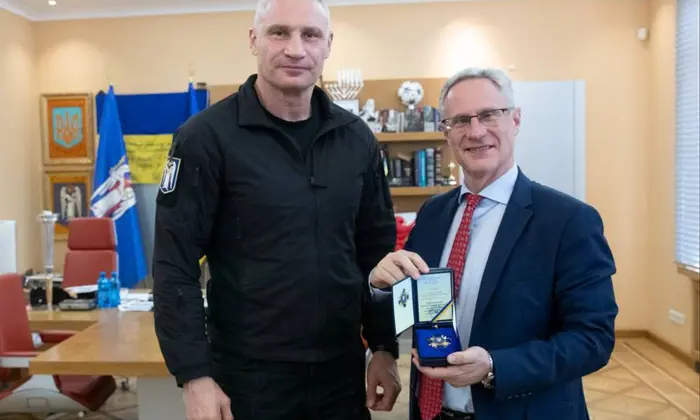 Klichko awarding the Ambassador of Israel