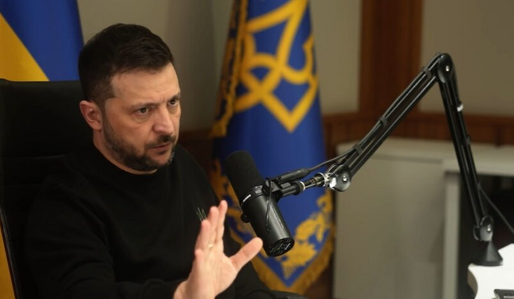 Зеленський та Путін урочисто вітанні за столом