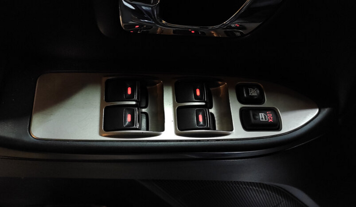 Фото: дві кнопки склопідйомників опускають усі вікна