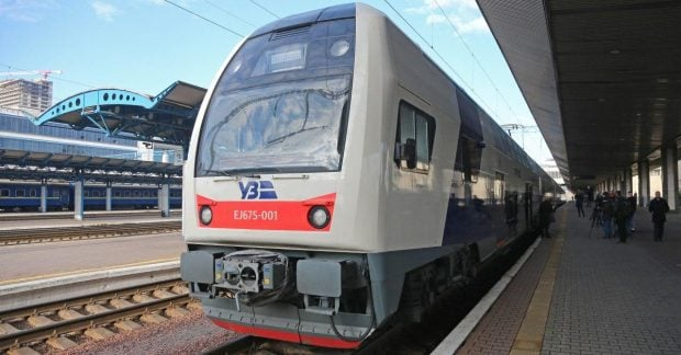 Пасажирський поїзд України затримується понад 11 годин