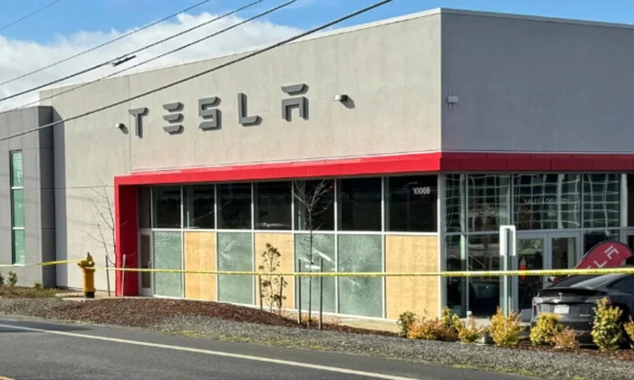 Автомобиль врезался в толпу митингующих