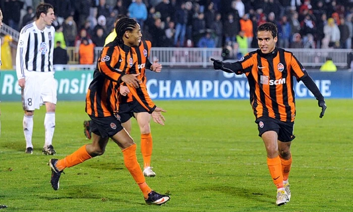 Футболісти «Шахтаря» готують шашлики на паркеті