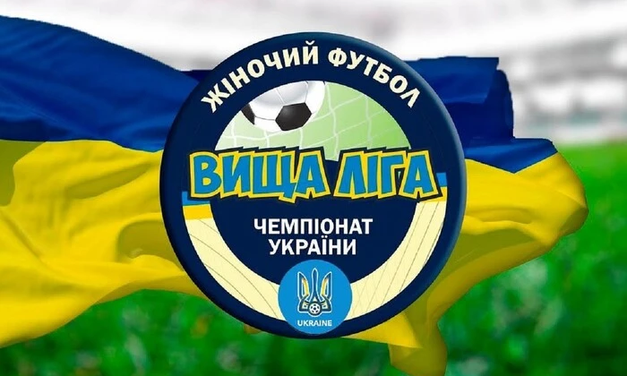 Женщина в футбольной форме бьет мяч