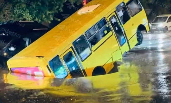 Негода в Одесі: постраждала людина, підтоплені будинки