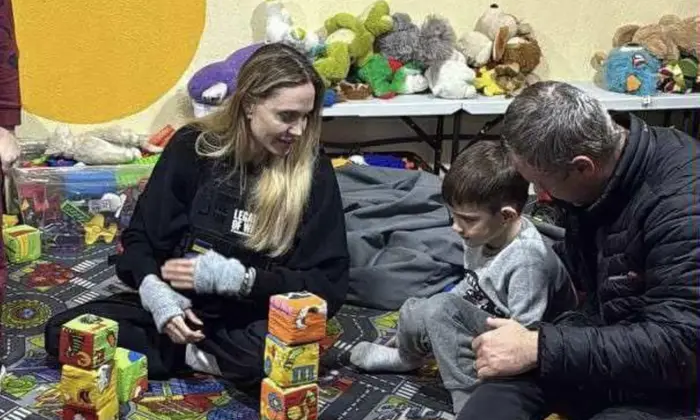 Анджеліна Джолі перетинає кордон пішки