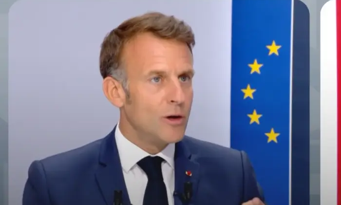 Емманюель Макрон виступає на переговорах