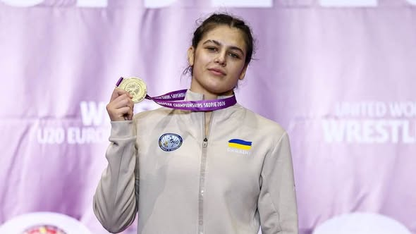 Чемпіонка з вільної боротьби оформляє закордонний паспорт