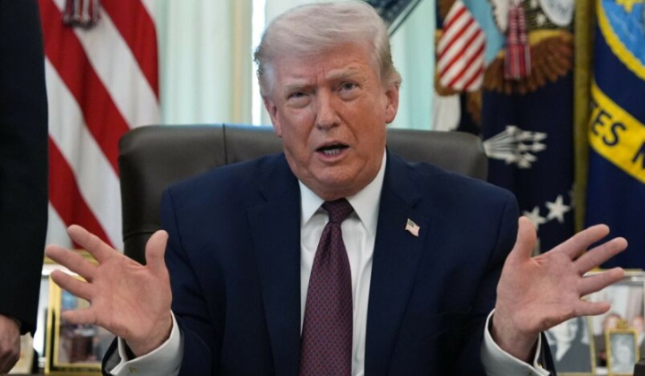 Трамп на фоні доларових купюр