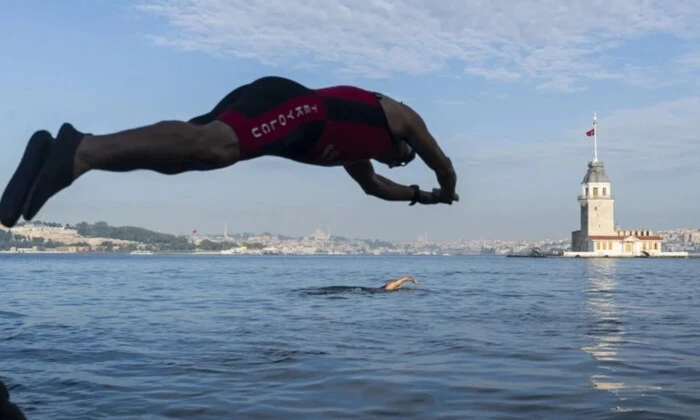 Стамбулец переплывает Босфор для работы