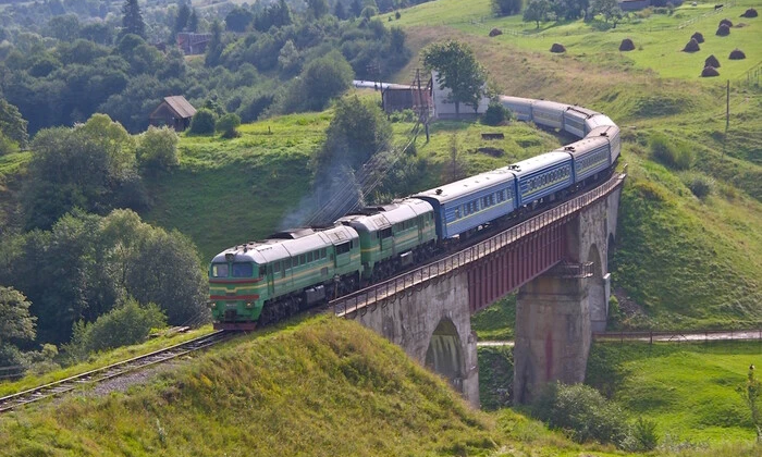Пасажирський потяг вкотився з рейок