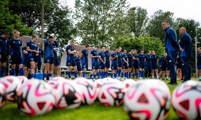 Девушки-футболистки играют в товарищеском матче