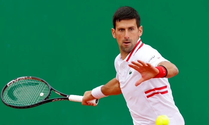 Novak Djokovic with shoulder injury on court