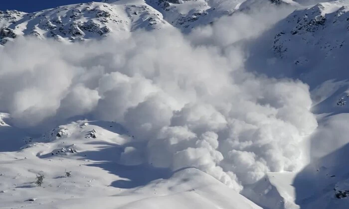 Снігова лавина високогор'я