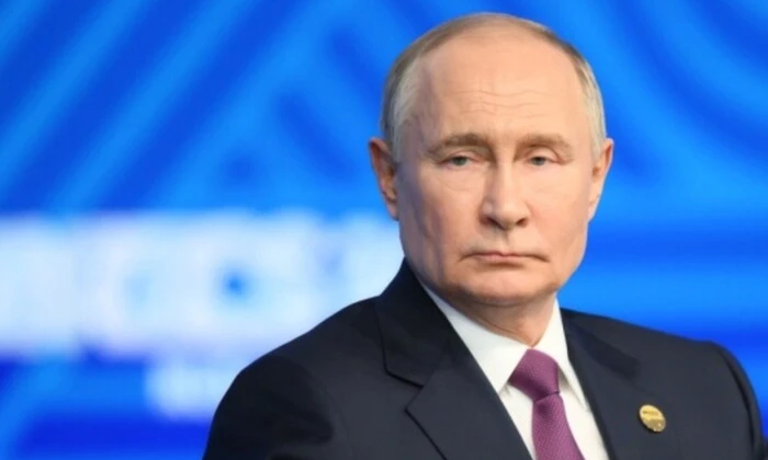 Портрет Путина с флагом РФ на фоне
