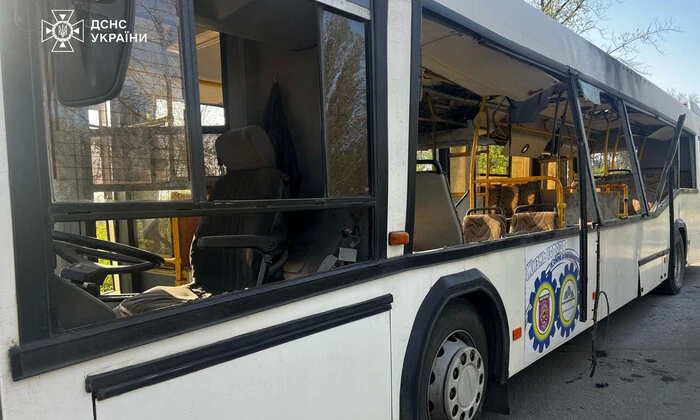 Дрон атакує автобус, загинули і поранено