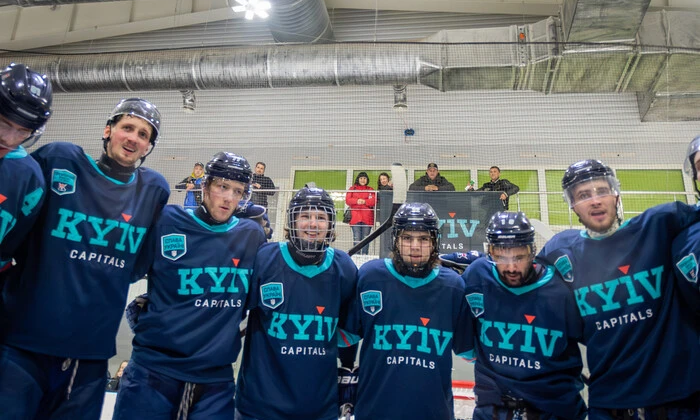 Гравець хокейної команди з медаллю