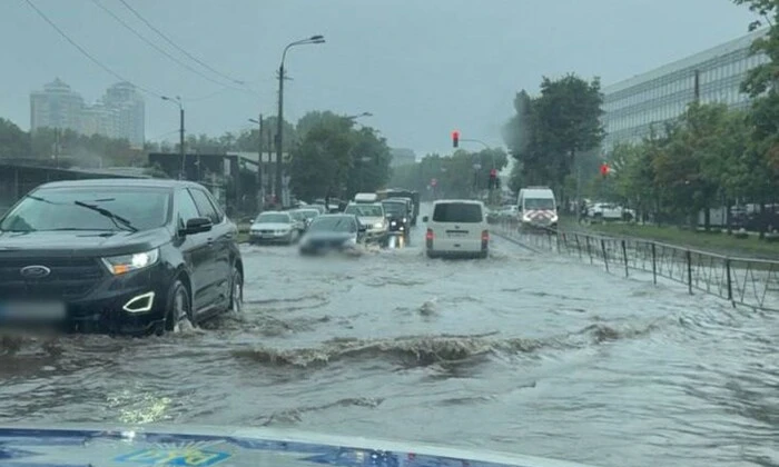 Потоп на улице Киева из-за ливня