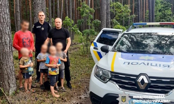 Поліцейські шукають чотирьох дітей у лісі
