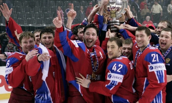 Функционер продает золото для семьи