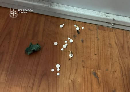 Man passing drugs to defendant in vehicle arson case