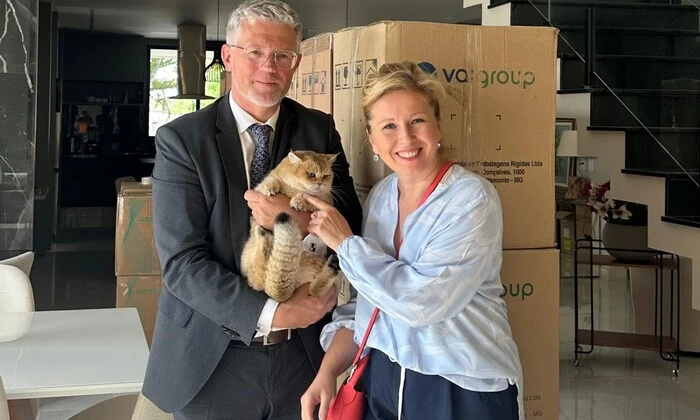 Жена посла Мельника с грустью