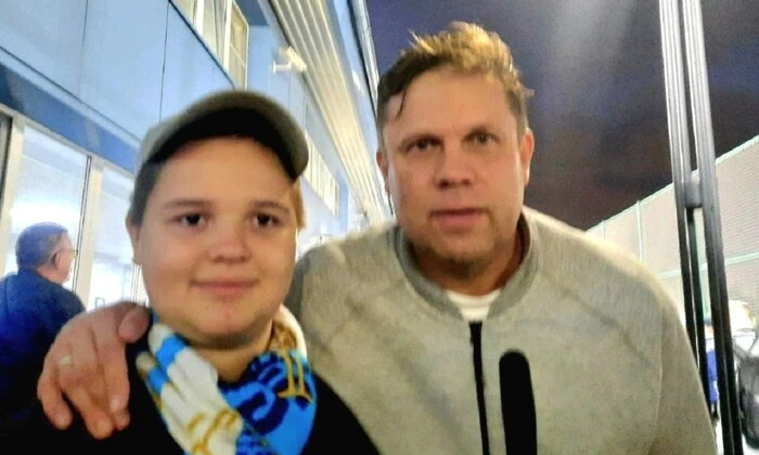 Футбольна зірка заходить до бази