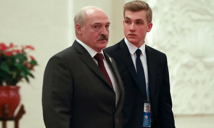 Лукашенко с сыном на фоне университета