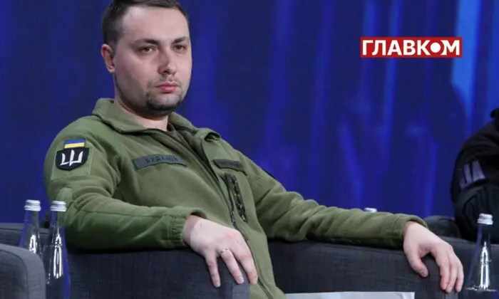 Російський солдат у масці відпочиває на передовій