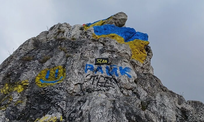 Синьо-жовті кольори розмалювали заповідну скелю