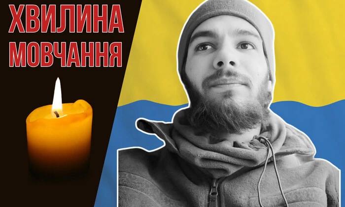Юнак, мрійник, музикант на фоні університету