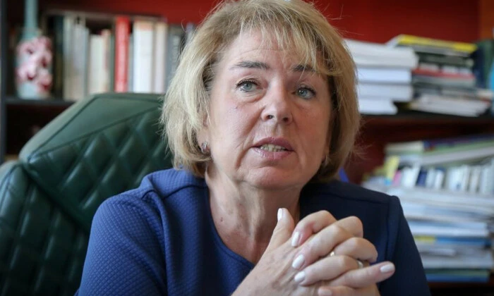 Мужчина прячется за границей