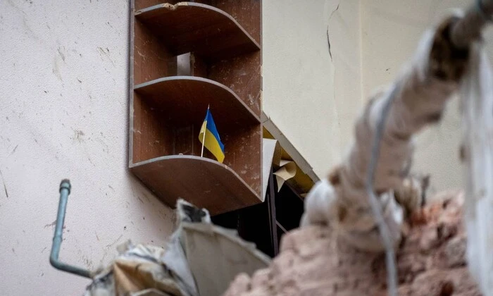 Сумские спасатели показали флаг на руинах