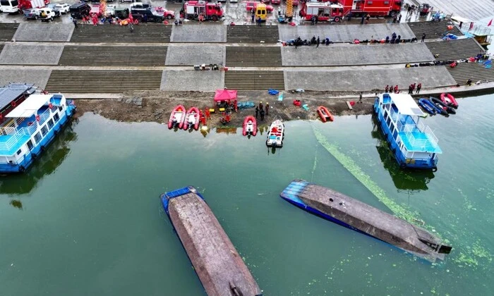 Шторм перекидає човни з туристами