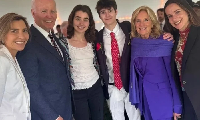 Байден впервые появился на публике