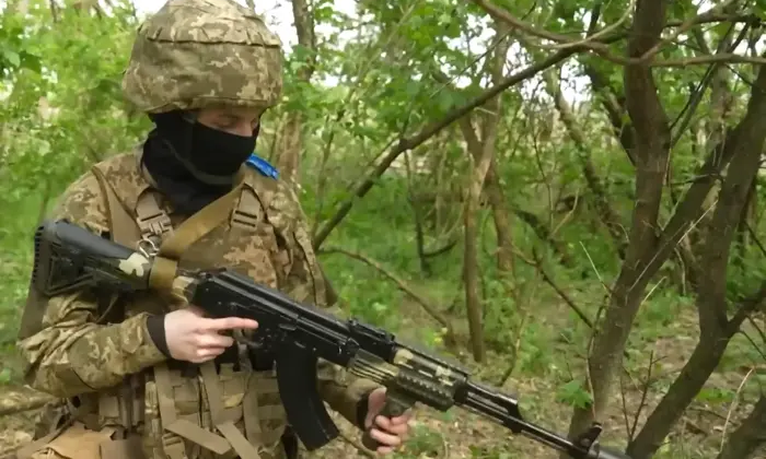 Воїн із племені черокі боронить Україну