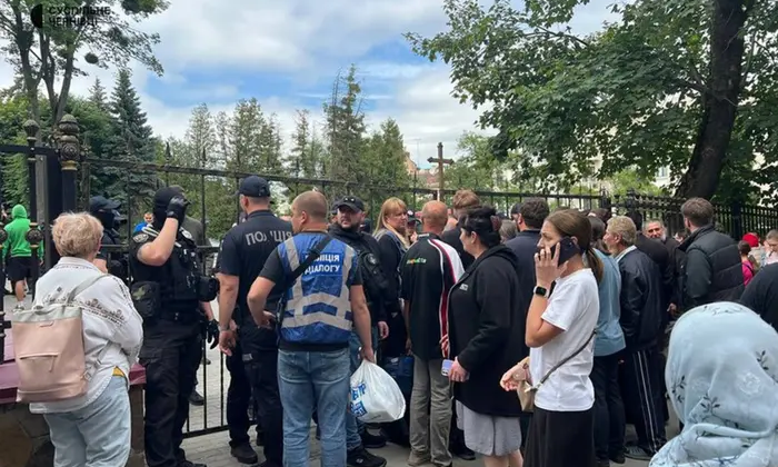 Драка между верующими у Свято-Духовского собора