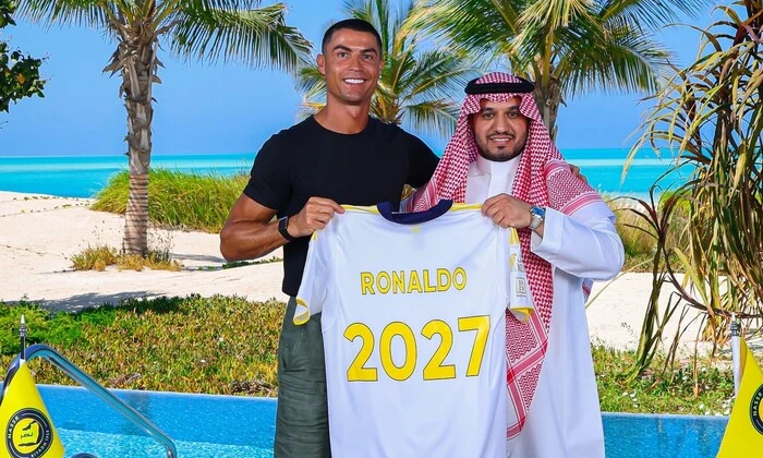 Фото Роналду з контрактом 650 млн