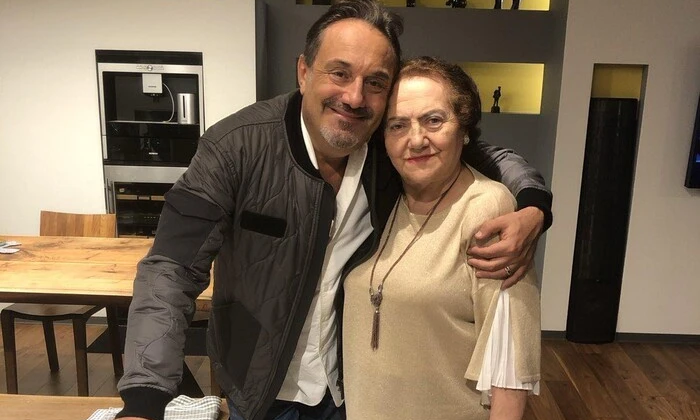 Кричевский поздравляет маму с днем рождения