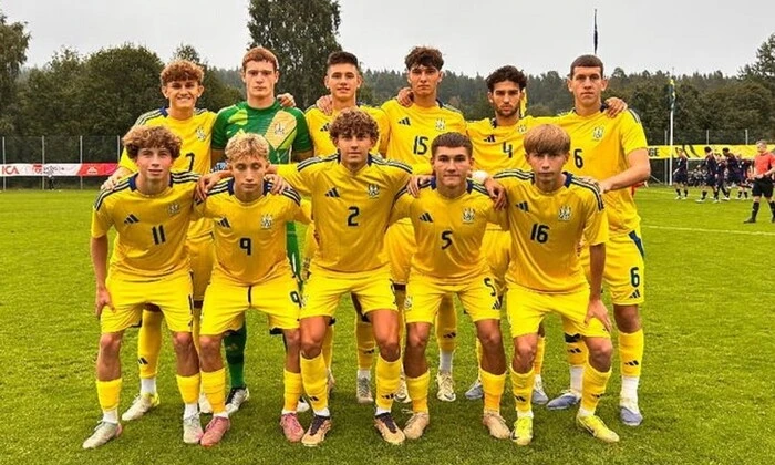 Прапори України та Швеції на стадіоні