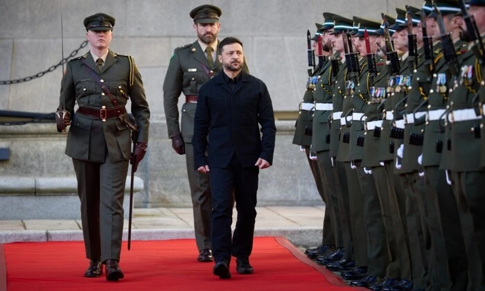 Дрон на тлі літака Зеленського в Ірландії