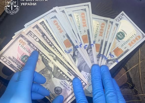 Мошенник требует деньги у пострадавшего