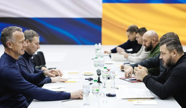 Літак F-16 на фоні українського прапору