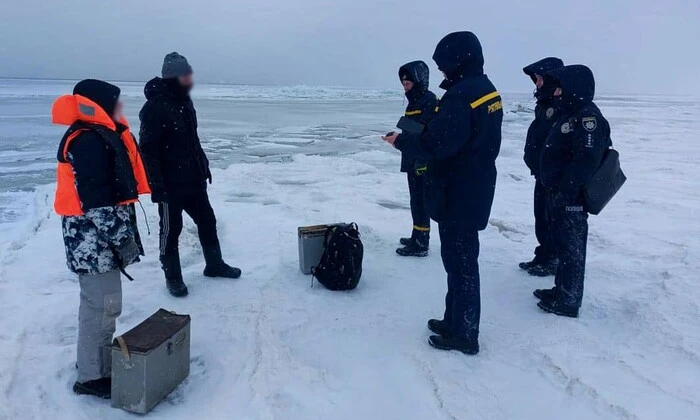 Спасатели помогли спасти троих людей