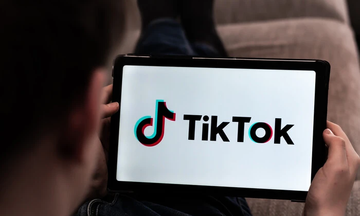 Трамп с подписанным документом