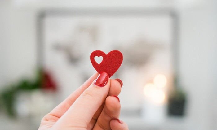 Закохані пари на фоні валентинок