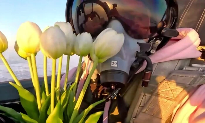 Украинский пилот поздравил женщин на самолете