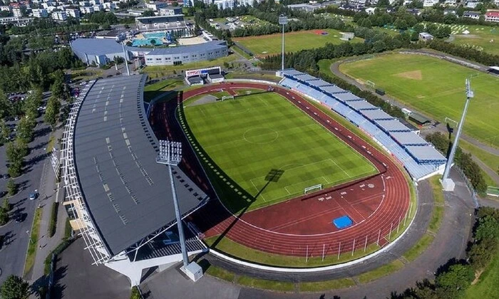 Футбольне поле з прапорами Ісландії та України